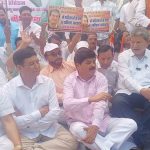 महिलाओं को 33 प्रतिशत आरक्षण दिए जाने की मांग को लेकर कांग्रेस ने दिया धरना
