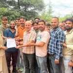 कर्मचारियों ने वरिष्ठ वित्त अधिकारी को कार्यमुक्त किए जाने की मांग उठाई