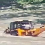 मंदाकनी की तेज धारा में फंसी जेसीबी,एसडीआरएफ ने रेस्क्यू कर सबको बाहर निकाला