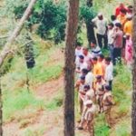 जंगल में रस्सी से झुलता मिला महिला का शव