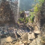 भरभराकर गिरी सरकारी अस्पताल की दिवार, मलबे में दबे डाक्टर की हायर सेंटर जाते समय मौत