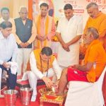 सीएम धामी ने हेलीकॉप्टर से कांवड़ियों पर की पुष्पवर्षा, चरण धोकर लिया आशीर्वाद