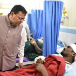 अस्पताल में घायल श्रमिकों से मिले मुख्यमंत्री धामी