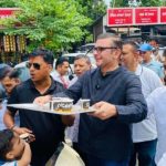चीनी हुई महंगी, कांग्रेस ने विरोध जताते हुए राहगीरों को पिलाई फीकी चाय