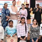 अंतरराष्ट्रीय बालिका दिवस पर सीएम ने 149 बालिकाओं को दिए स्मार्टफोन